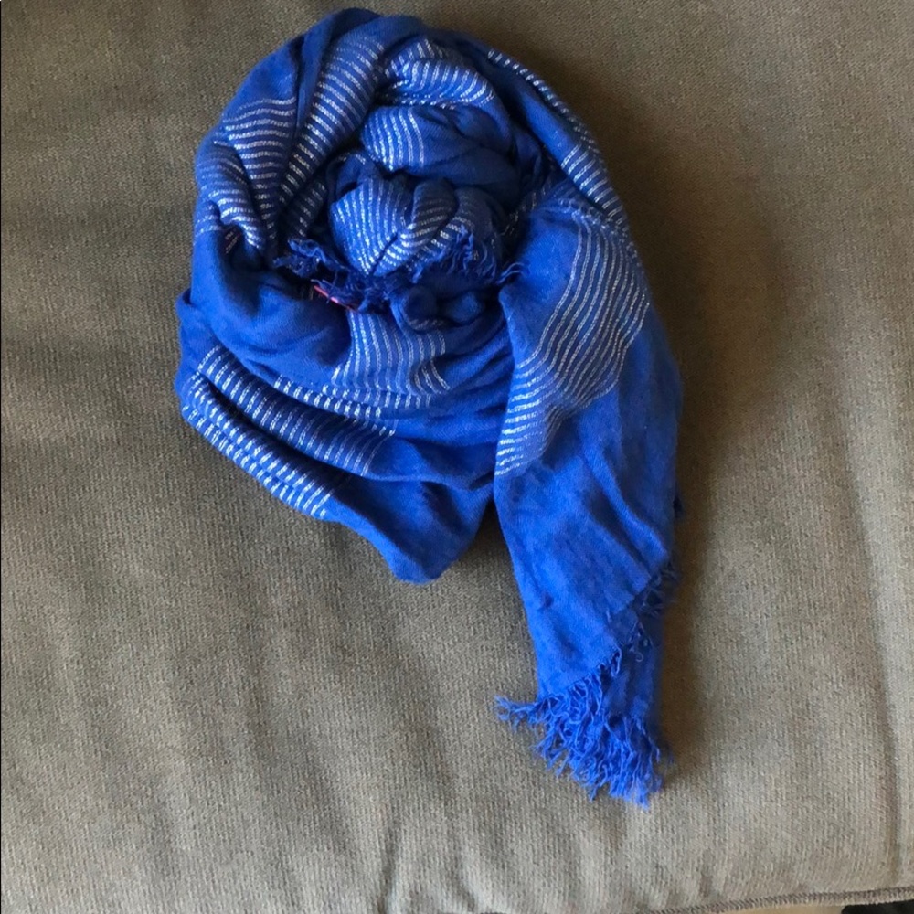 American Eagle blue scarf